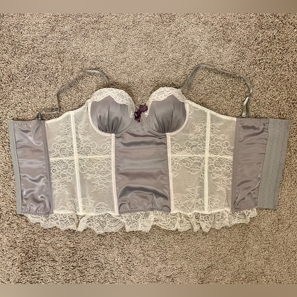 Sexy satin and lace bustier with garters - Picture 3 of 6